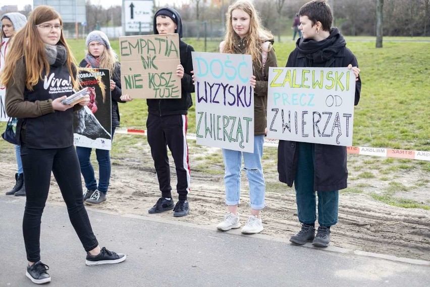 Protestujący podkreślali, że istnieje coraz więcej dowodów...