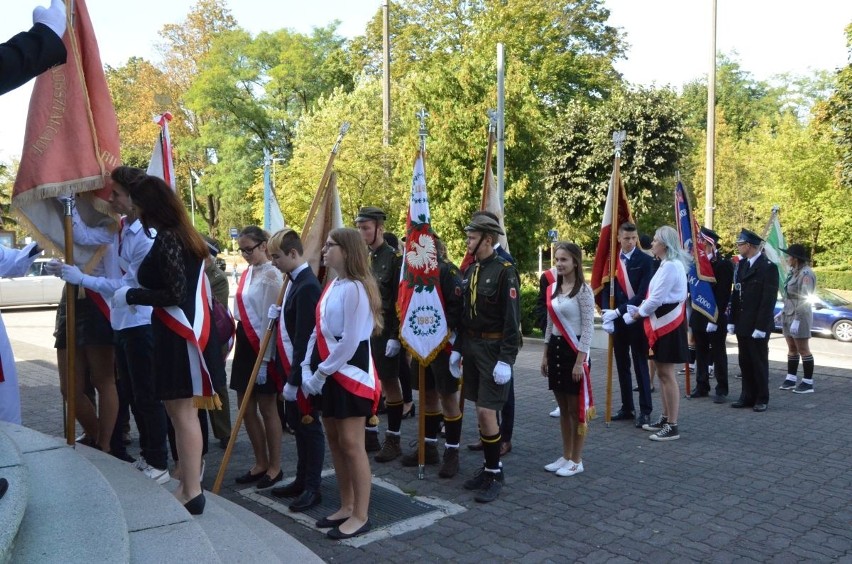 Wszyscy przybyli mieszkańcy modlili się podczas Mszy Świętej...