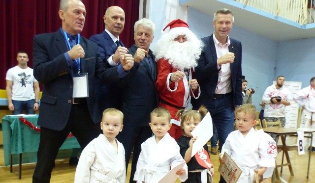 Ponad 300 osób z 15 klubów z całej Polski bierze udział w Świętokrzyskiej Lidze Karate - Mikołajkowej Koronea Cup w hali przy ulicy Żytniej w Kielcach. Na uroczystym otwarciu był prezydent Kielc Bogdan Wenta. -Na przykładzie mojego syna Tomka mogę powiedzieć, że karate pomogło mu w życiu. Cieszę się, że tak licznie bierzecie udział w tych zawodach mikołajkowych. Życzę wszystkim udanej rywalizacji, a korzystając z okazji również zdrowych, radosnych Świąt Bożego Narodzenia i szczęśliwego Nowego Roku - powiedział Bogdan Wenta, prezydent Kielc. Organizatorem zawodów jest Kielecki Klub Karate Kyokushin Koronea na czele z prezesem Krzysztofem Borowcem.  -Mamy karateków ze Świnoujścia, Szczecina, Wrocławia, Lublina i z naszego województwa. Jest nasz klub,  jest klub ze Skarżyska i filie naszego klubu z Małogoszcza, Końskich, Stąporkowa, Chęcin, Buska-Zdroju, Włoszczowy. To kolejna edycja naszej imprezy, ma już swoją rangę, cieszy się duży zainteresowaniem i to nas bardzo cieszy - powiedział Krzysztof Borowiec, prezes Kieleckiego Klubu Karate Kyokushin Koronea. Podczas zawodów odbyły się też ciekawe pokazy krav magi. - Turniej Mikołajkowy, który zorganizował shihan Krzysztof Borowiec jest również wspierany przez Polski Związek Karate Kontaktowego, którego członkiem jest Kielecki Klub Karate Kyokushin Koronea. Ufamy, że te zawody przyczynią się do poszerzania idei karate kyokushin, a mocny kielecki klub stanie się po raz kolejny przykładem, jak należy takie zawody organizować - powiedział Janusz Czarniecki, członek zarządu Polskiego Związku Karate KontaktowegoMamy dużo zdjęć z tych zawodów. Zapraszamy do obejrzenia. (dor)