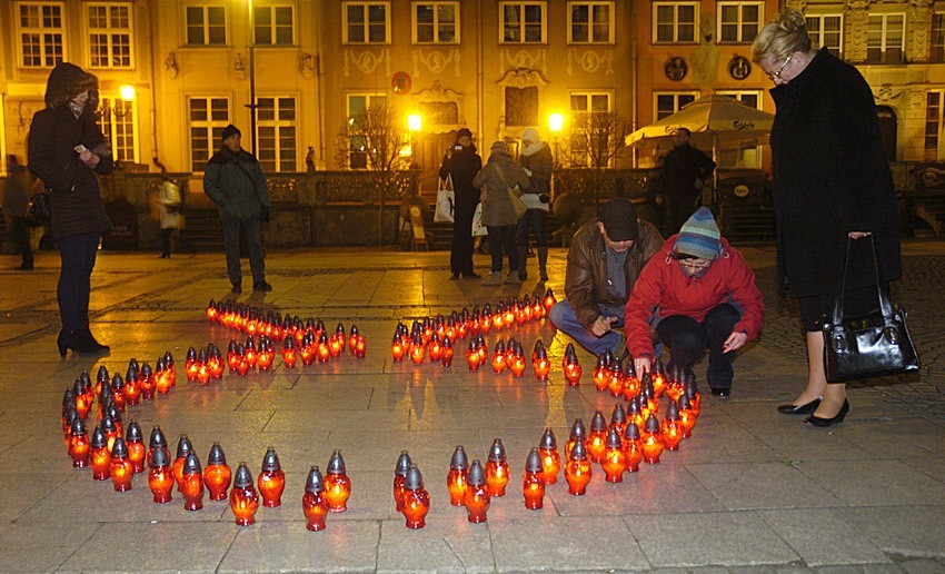 Gdańsk: Znicze na znak solidarności z chorymi na HIV i AIDS (ZDJĘCIA)