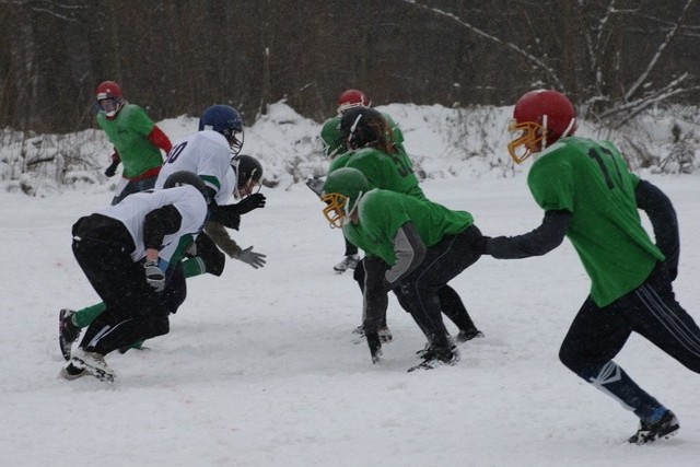 W zimowych warunkach na boisku przy ulicy Rybackiej pojedynek stoczyły dwie drużyny futbolu amerykańskiego - Griffons Słupsk (biało-czarne stroje) i Dragons Zielona Góra. Lepsi okazali się goście wygrywając 20:0 (12:0).