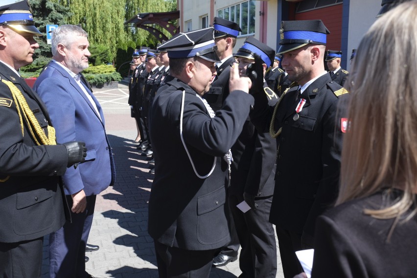 Toruńscy strażacy świętowali. Były awanse, medale, nagrody, samochód i kamera