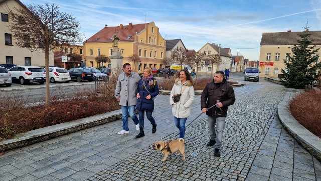 - Dla nas nie ma znaczenia, czy Strzeleczki to miasto czy wieś. Lubimy tu przyjeżdżać - mówią Izabela i Jola, które na co dzień mieszkają ze swoimi mężami w Niemczech.