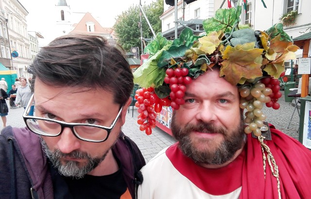 Winobranie 2017: Bachus (Marcin Wiśniewski) i red. Zdzisław Haczek na Starym Rynku w Zielonej Górze