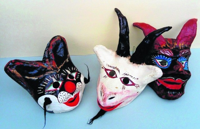 Tego typu maski niegdyś towarzyszyły obrzędom kolędniczym, teraz takie maski można samemu zrobić na zajęciach w muzeum.