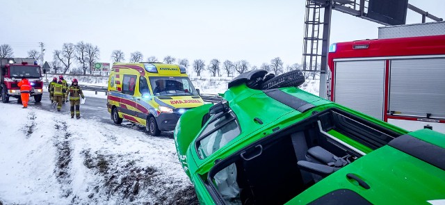 Kilka wypadków od wczoraj wieczora do rana. Warunki drogowe są fatalne.