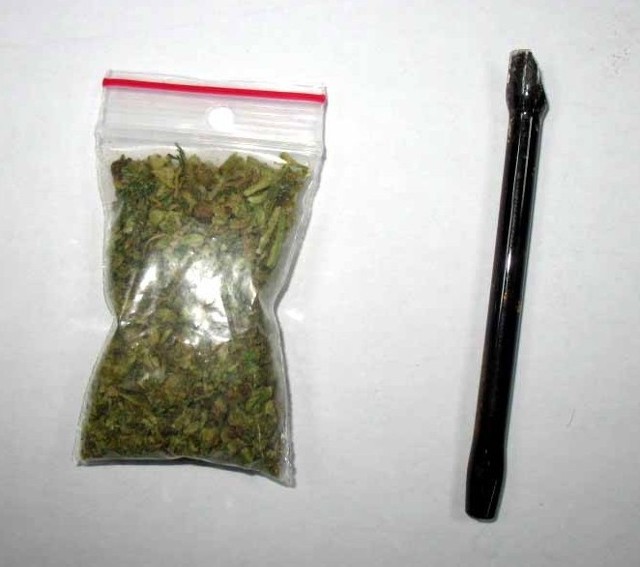 Pięć gramów marihuany i lufka służąca do palenia. W połowie czerwca policjanci z Hajnówki znaleźli je w aucie kierowanym przez 22-latka