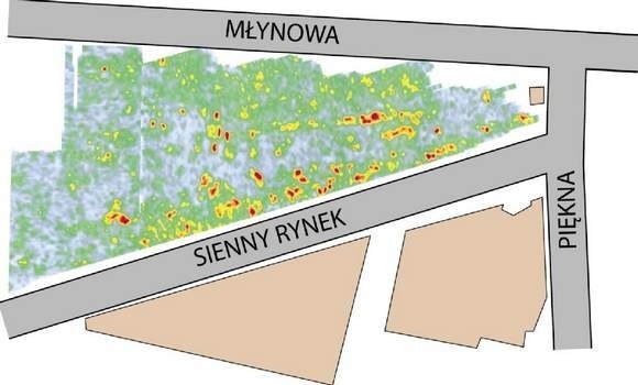 Tak wygląda mapa Rynku Siennego stworzona na podstawie zapisu georadaru. Kolorem czerwonym oznaczono miejsca, gdzie sygnał elektromagnetyczny był najmocniejszy. W tych miejscach mogą znajdować się krypty. Widok od strony ulicy Legionowej.