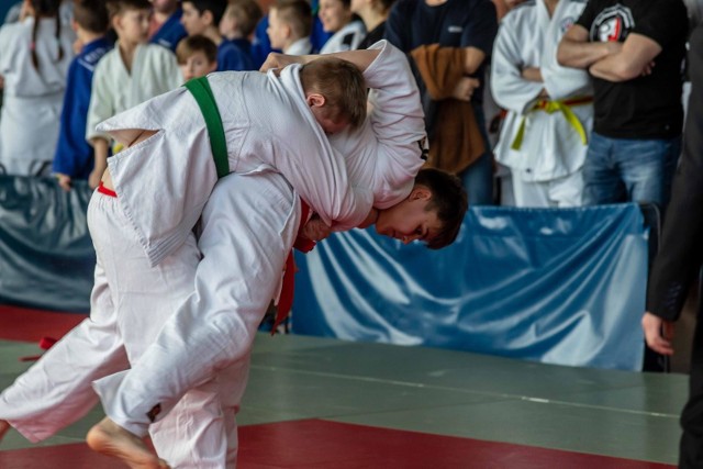 Młodzi judocy w akcji.