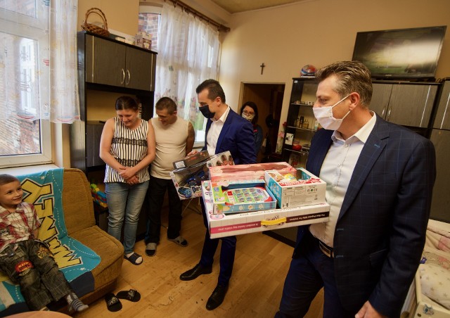 HH Poland, producent i importer zabawek z Gliwic, zrobił prezent dzieciom z bytomskich rodzin potrzebujących wsparcia. Zobacz kolejne zdjęcia. Przesuwaj zdjęcia w prawo - naciśnij strzałkę lub przycisk NASTĘPNE >>>