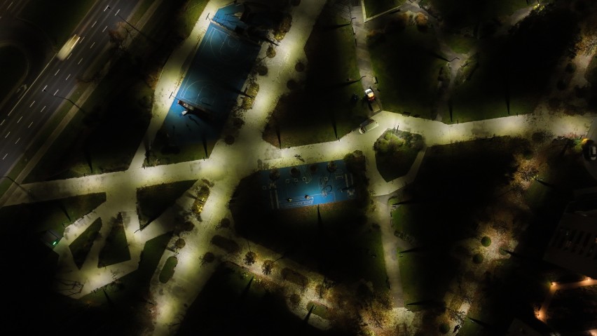 Krakowski "Manhattan" w nocnej scenerii. Zobacz, jak wygląda rozświetlone osiedle Avia. Zdjęcia z lotu ptaka