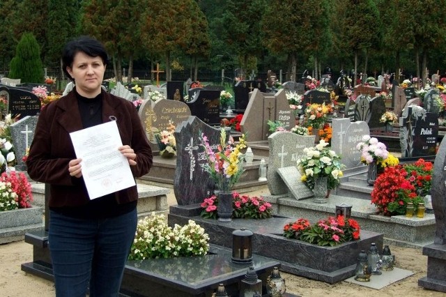 - Wojewoda zgodził się, żeby przekazać grunty z 90-procentową bonifikatą - tłumaczy Sabina Gorzkulla-Kotzot, wicestarosta krapkowicki. - To zamyka problem cmentarza w Górażdżach.