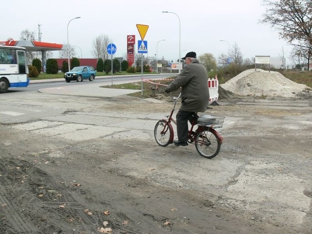 Wyremontowaną za grube miliony ulicę Sikorskiego z Czerwonego Krzyża w Tarnobrzegu oddziela niewielki kawałek ziemi porównywany z dziurawym klepiskiem, po którym z trudem przejeżdżają rowerzyści