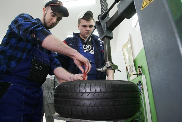 O tej porze roku mechanicy mają pełne ręce roboty. Będą mieli jeszcze więcej, jeśli spadnie pierwszy śnieg.