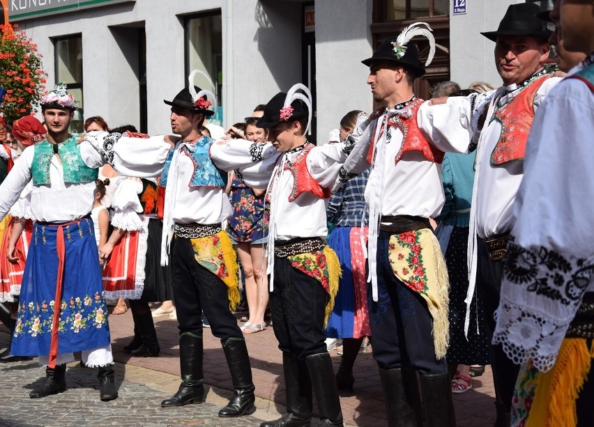 Gorlice. Festiwal Świat pod Kyczerą. Przez miejski deptak przeszedł barwny korowód artystów z różnych stron świata