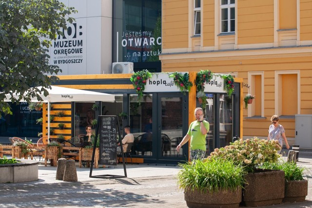 Właścicielka punktu kawiarnianego przy ul. Gdańskiej w Bydgoszczy pytanie o możliwość postawienia obiektu skierowała do Marka Iwińskiego, Plastyka Miasta w maju. Odpowiedź była odmowna