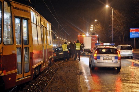 Wypadek na Rydza-Śmigłego. Samochód w torowisku