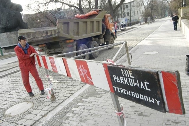 Jeszcze wczoraj ulica Mozarta była pusta, dziś pojawią się tam samochody.