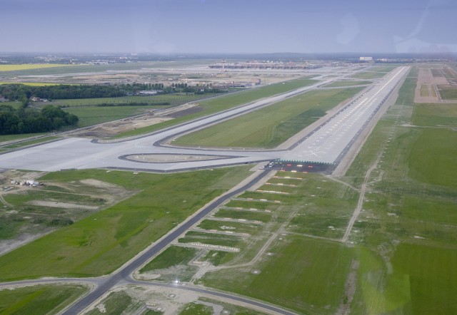 Terminal usytuowany jest pomiędzy dwoma równoległymi pasami startu i lądowania. Są od siebie oddalone o 1,9 km, dlatego będą mogły być eksploatowane jednocześnie.