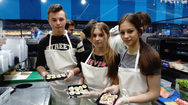 Licealiści z Zespołu Szkół numer 1 w Przysusze uczyli się w radomskim E.Leclerc, jak samemu można zrobić sushi.