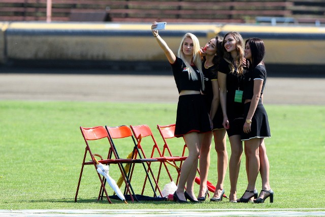 Żużlowa spółka ogłasza casting do Cheerleaders Polonia Bydgoszcz. Ogłoszenie skierowane jest do dziewcząt, które ukończyły 16. rok życia. Osoby zainteresowane powinny wysłać swoje zgłoszenie zawierające imię, nazwisko oraz wiek poprzez wiadomość prywatną na klubowym profilu facebookowym "Polonia Bydgoszcz" lub wiadomość SMS na numer 538-193-863. Casting zaplanowano na 25 listopada w Fit-Max-Gym.ZOBACZ ZDJĘCIA PODPROWADZAJĄCYCH POLONII Z SEZONU 2018 >>>