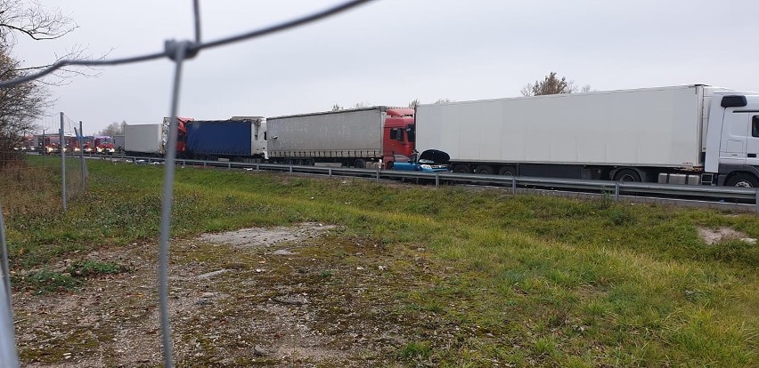 Łyski. Zderzenie czterech TIR-ów i osobówki na DK 8 w kierunku Białegostoku. Droga zablokowana [ZDJĘCIA]