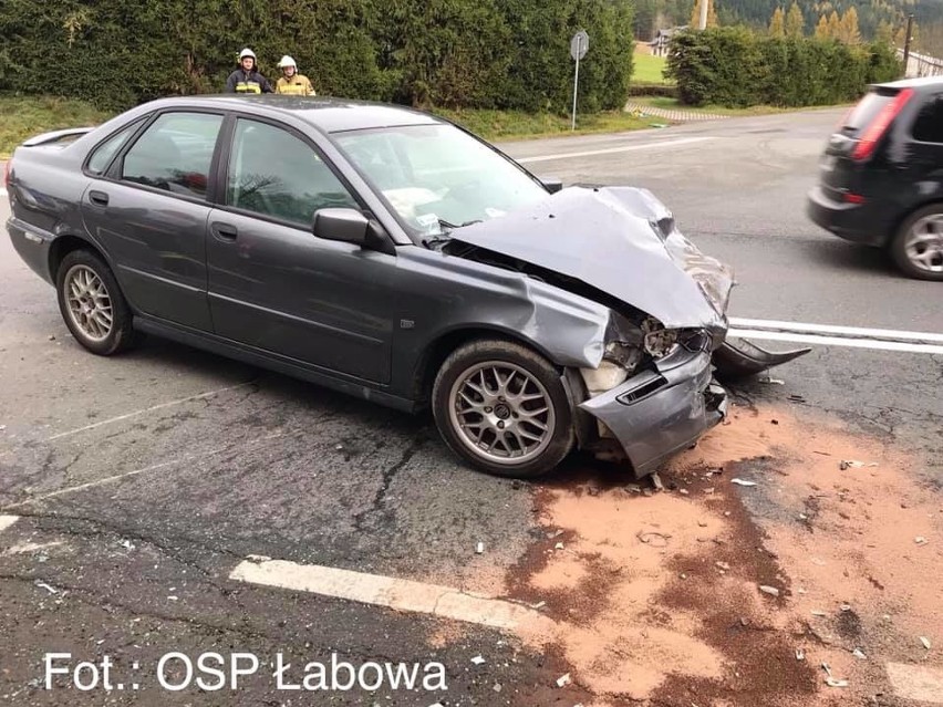 Wypadek na DK 75 w Łabowej. Zderzyły się dwa samochody. Trzy osoby poszkodowane [ZDJĘCIA]