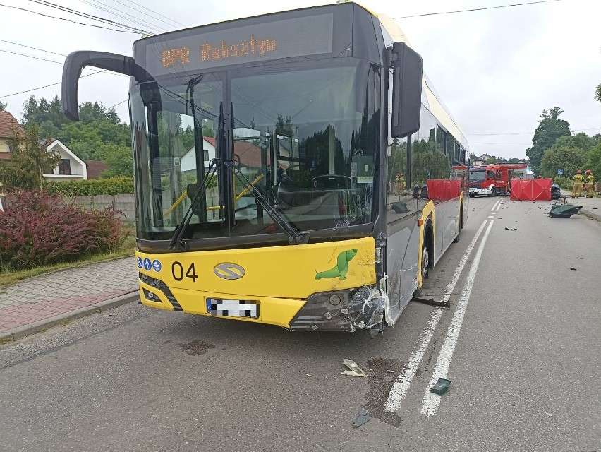 Śmiertelny wypadek w Rabsztynie. Autobus zderzył się z samochodem osobowym. Jedna osoba nie żyje