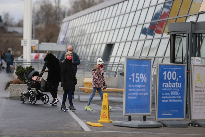 Ikea wprowadziła zakaz wchodzenia klientów bez maseczek.