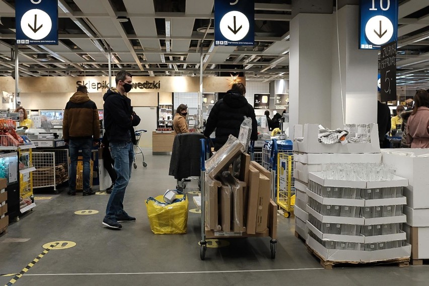 Ikea wprowadziła zakaz wchodzenia klientów bez maseczek.