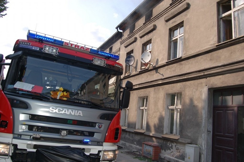 Strażacy gaszą pożar na ulicy Armii Krajowej w Szczecinku.