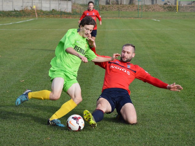 Jesienią górale (czerwone stroje) wygrali w Trzebinia aż 4:1.