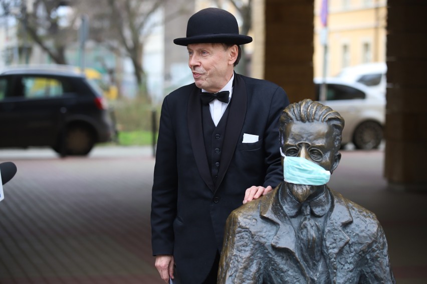 Marcel Szytenchelm przy pomniku Kufer Reymonta na ulicy...