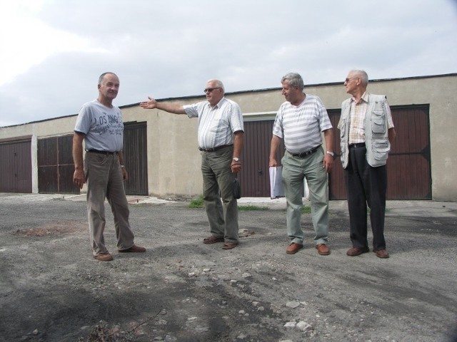 - Ten teren wymaga remontu - mówią Jan Rygucki (pierwszy od lewej), Jan Kozan, Józef Piwowar i Kazimierz Twardy.