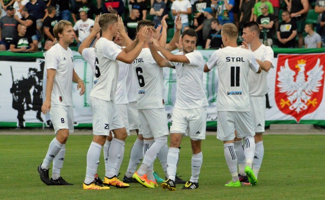 Beniaminek 2. ligi GKS 1962 Jastrzębie pokonał na wyjeździe Stal Stalową Wolę 2:0. Piłkarze z Podkarpacia po czterech kolejkach mają na razie tylko 2 punkty na swoim koncie. Sportowy przegląd Internetu