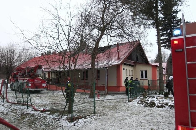 Mimo reanimacji 4 osób nie udało się uratować a 16 z objawami zatrucia toksycznym dymem trafiło do szpitali w Leżajsku Rzeszowie i Stalowej Woli. Ofiary to 3 kobiety i mężczyzna w wieku od ok. 40 do 60 lat.