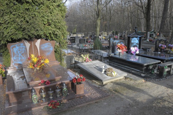 Policja poszukuje wandali, którzy pomazali m.in. te groby na łagiewnickim cmentarzu.