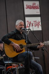 "Pamięci Stoczniowców - zakłóćmy ciszę". Koncert w Sali BHP Stoczni Gdańsk. Zagrał z zespołem bard Solidarności i uczestnik strajków 