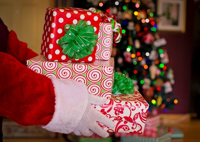 W tym roku na Święta Bożego Narodzenia zdecydowanie najbardziej pożądanym prezentem (do 200 zł) są pieniądze lub bony na zakupy i to bez względu na płeć czy wiek - wynika z badania Providenta