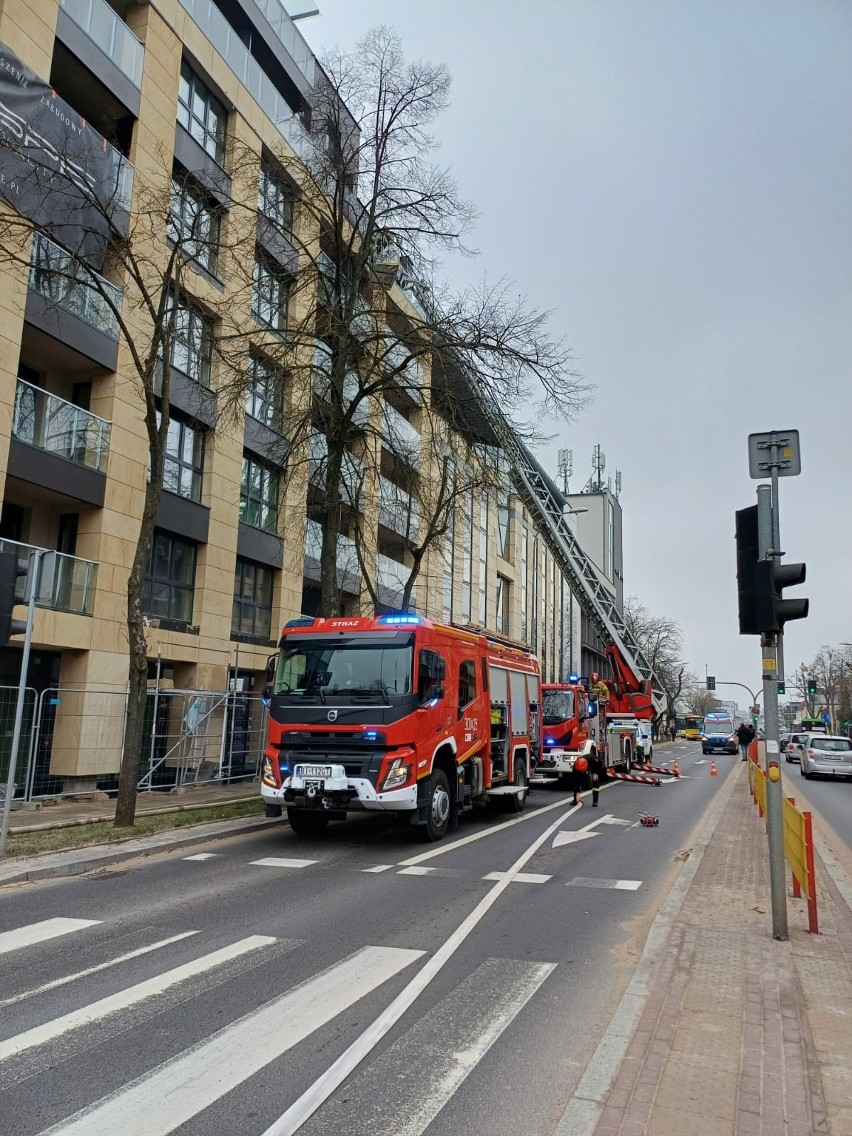 Pożar w Białymstoku. Ogień pojawił się na balkonie w nowym bloku przy ul. Sienkiewicza na rogu Złotej. Na miejscu cztery zastępy strażaków