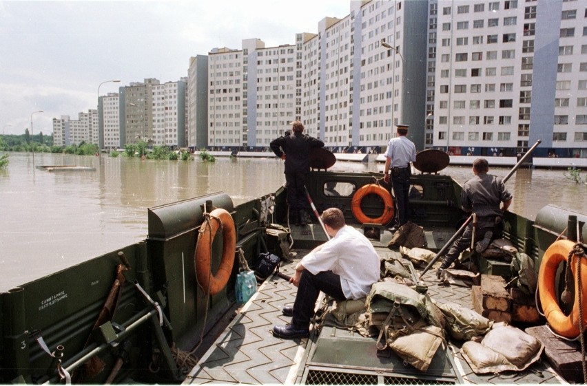 Wrocław 16-07-1997.  Amfibia na zalanym osiedlu Kozanów