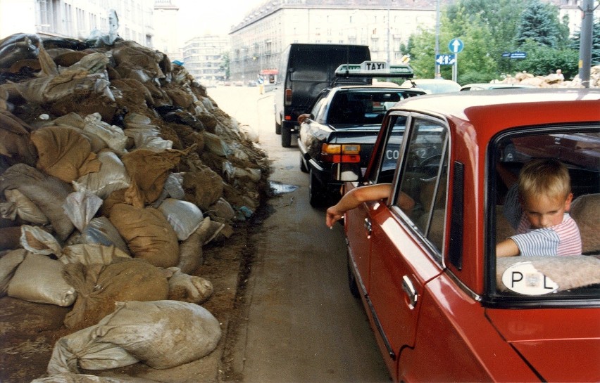 Wrocław 21-07-1997. Worki z piaskiem, które zabezpieczały...