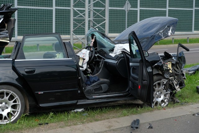 Do wypadku doszło w środę po godz. 6 rano na alei Solidarności w Przemyślu. W zderzeniu volkswagena z audi poszkodowane został osoby kierujące tymi pojazdami: kobieta i mężczyzna. Droga w miejscu wypadku jest zablokowana. Policjanci kierują na objazdy.Aktualizacja, godz. 9.32- Policjanci ustalili wstępnie, że kierująca volkswagenem, 23-letnia mieszkanka Przemyśla przy zmianie pasa ruchu z lewego na prawy, nie ustąpiła pierwszeństwa przejazdu kierującemu audi. Jadący prawym pasem, 35-letni przemyślanin uderzył w tył jej pojazdu, a następnie w kratownicę znajdującą się przy drodze - poinformowała mł. asp. Marta Fac z KMP w Przemyślu.Audi zapaliło się, a kierowca został zakleszczony w pojeździe. Uwolnili go strażacy. Oboje kierujący zostali przewiezieni przez pogotowie ratunkowe do szpitala, byli trzeźwi.Na miejscu pracują policjanci z grupy dochodzeniowo-śledczej.ZOBACZ TEŻ: Wypadek na drodze krajowej nr 77 w Orłach pod Przemyślem. Volvo zderzyło się z citroenem. Ranne dwie osoby