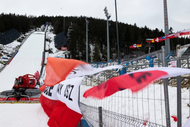 Niedzielna wichura może namieszać w zawodach Pucharu Świata w skokach narciarskich.