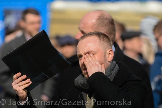 patrzenie na słońce bez filtra mogło być niebezpieczne