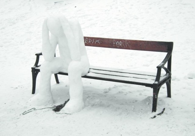 Śnieg na balkonie może zamienić się w rzeźby