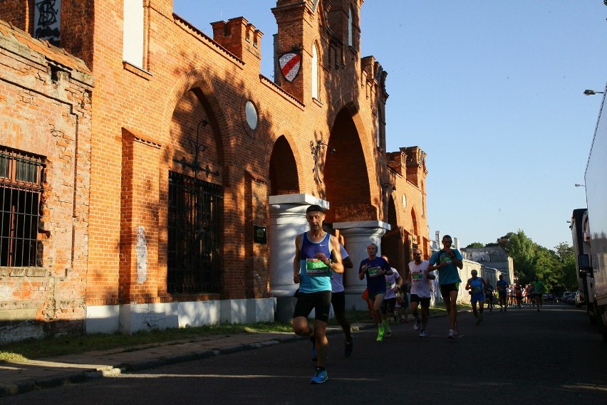 Bieg Fabrykanta 2016. 10 kilometrów szlakiem fabrykanckiej Łodzi [ZDJĘCIA]