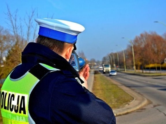 Policjanci z Grójca zatrzymali mężczyznę, który przekroczył prędkość w terenie zabudowanym o 65 kilometrów na godzinę.