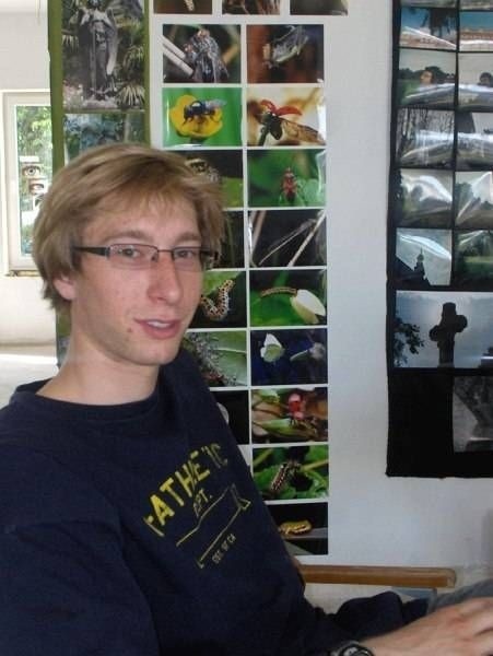 Sebastian Stępniowski ma 20 lat, jest absolwentem Społecznego Liceum Ogólnokształcącego imienia Jana Tarnowskiego w Tarnobrzegu. Obecnie jest studentem Szkoły Głównej Handlowej w Warszawie. W wolnych chwilach czyta, gra w piłkę nożną i jeździ na nartach.