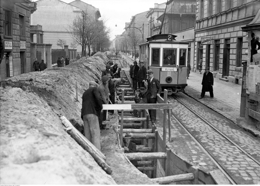 Robotnicy budujący nową linię tramwajową na ul....